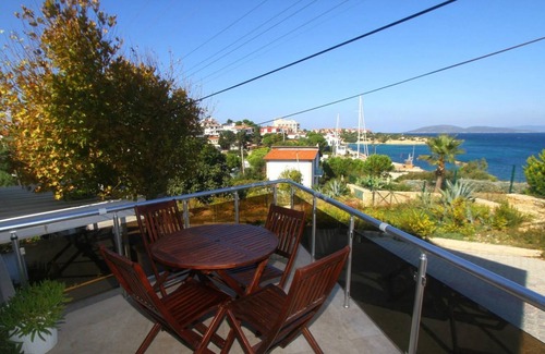 Dalyan Mahallesi Apartment | Vibrant Flat with Sea View near Sea in Cesme