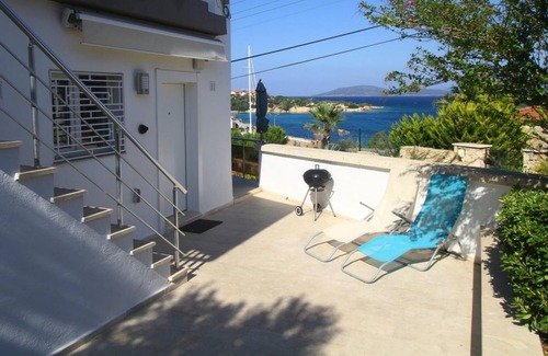 Dalyan Mahallesi Apartment | Vibrant Flat with Sea View near Sea in Cesme