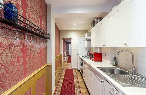 West Kensington Apartment | Vibrant Kensington Flat with Garden Bar