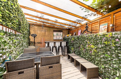 West Kensington Apartment | Vibrant Kensington Flat with Garden Bar