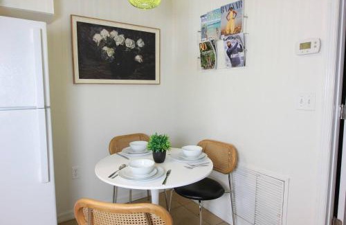 Arlington Park Apartment | Vibrant Modern Escape, Walk To Dining, Near Beach