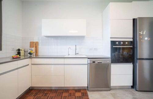 Nahariya Apartment | Vibrant Seaside Stay with Balcony