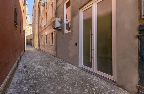 Ferrara Apartment | Vicolo dei Duelli Industrial Green Apartment