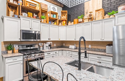 Victor House | Victor Quarters - Stay a While