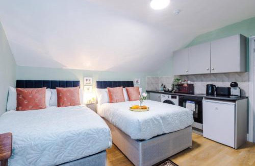 Leamington Spa Apartment | Victoria Park Studio 9 - Free Parking, WiFi, Near Train Station, Free Netflix, Prime & DisneyPlus