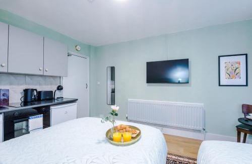 Leamington Spa Apartment | Victoria Park Studio 9 - Free Parking, WiFi, Near Train Station, Free Netflix, Prime & DisneyPlus