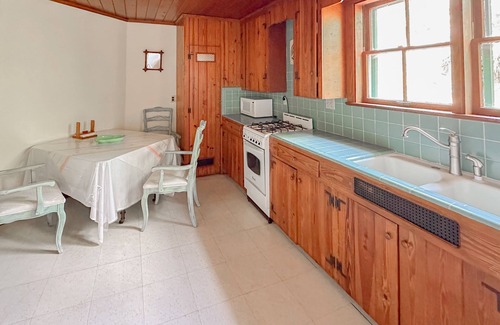 Duckpond Apartment | Victorian Apt. w/Tailgate Spot near Stadium!