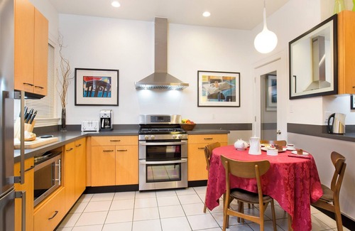 North of the Panhandle Condo | ❤️ Victorian Elegance. Relax & Work. GARAGE & Garden & Free Cleaning!