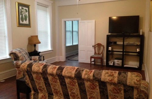 Jefferson City House | Victorian Home-Sleeps 12-Middle of Everything!