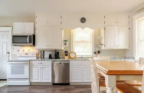 York House | Victorian Home |Sleeps 10|Fenced|4BR|Full Kitchen|Steps2 YCP