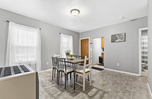 New Bedford Apartment | Vida Comfy Inn Modern 3BR- 8 mins to downtown