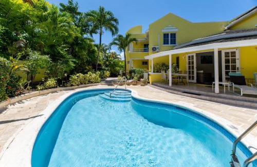 Lascelles Villa | Vida Mejor - Poolside
