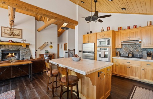 Castle Glen Estates House | View on the Rocks. Brand new addition 2 bedrooms, game room, deck and more!