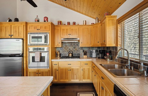 Castle Glen Estates House | View on the Rocks. Brand new addition 2 bedrooms, game room, deck and more!