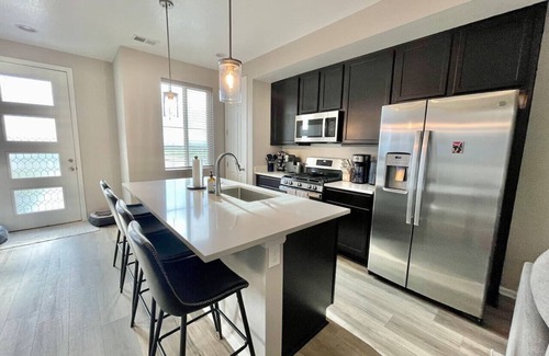 Commerce City House | Views and Adventure Awaits