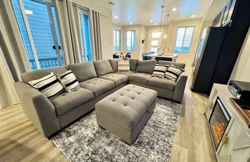 Commerce City House | Views and Adventure Awaits