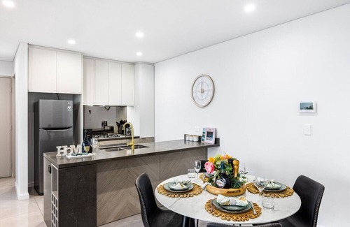 Surfers Paradise Apartment | Views from cloud1 min to beach2BR AptPool & Gym