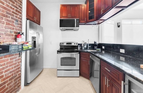 Communipaw Apartment | Views of NY Skyline & Statue of Liberty with Pool Table, 5min to train to NYC