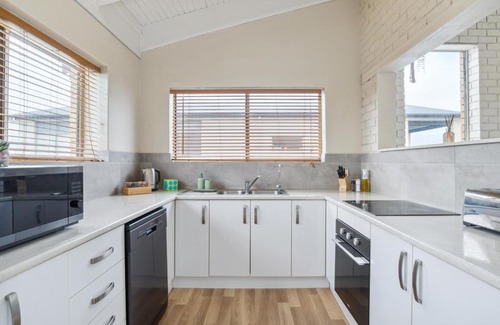 Seaford House | Views on Esplanade I Skate Ramp I Sleeps 12!