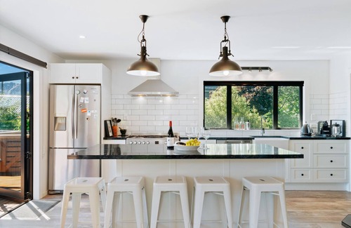 Lake Hawea House | Views on Parry - Lake Hāwea Holiday Home