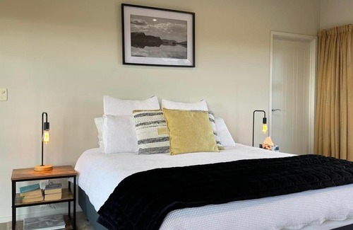 Ruakaka House | Views to unwind - self contained unit w/king bed