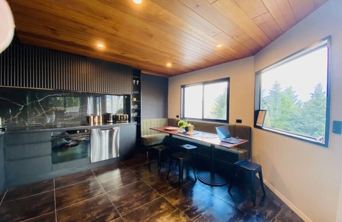 Fernhill House | Views Views Views! 4Bed Stylish Oasis 5 mins to CBD