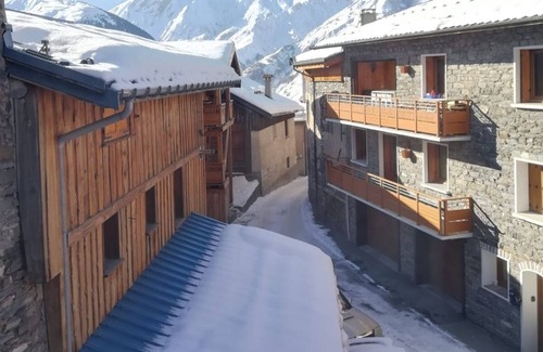 Villarabout Ski Chalet | Village House in the heart of the "3 Valleys" - sleeps 6