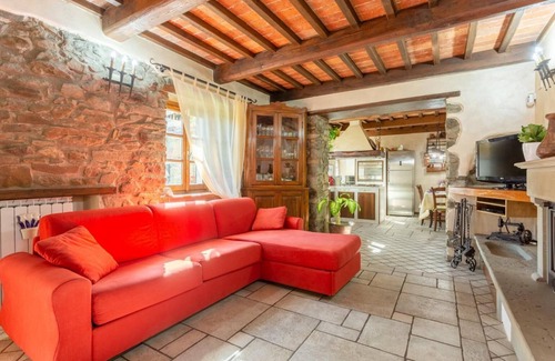 Castiglione di Garfagnana Villa | Villa Casale Le Selve Large Private Pool, WiFi