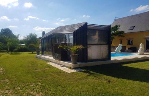 Saint-Clair-d'Arcey Villa | Villa élégante à Saint Clair-d'Arcey avec piscine privée