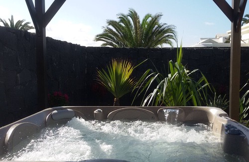 Montana Roja Villa | Villa 100% privacy. Big hot tube, pool 29°C, Wi-Fi, smartTV 2 sat. Playa Blanca.