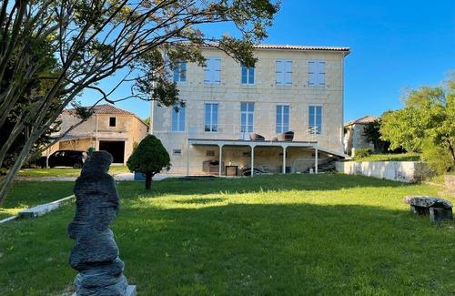 Semillac Villa | Villa '3 Chambres - 6 Personnes' with Private Terrace, Private Garden and Wi-Fi