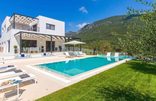 Dafnata House | Villa Acaste Modern Comfort in Nature