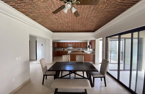 Los Sabinos House | Villa acogedora con patio estilo hacienda. ¡Gimnasio y alberca en casa club!