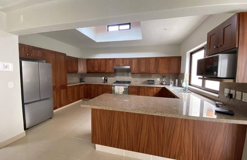 Los Sabinos House | Villa acogedora con patio estilo hacienda. ¡Gimnasio y alberca en casa club!