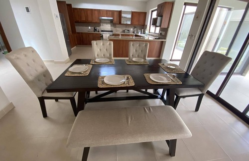 Los Sabinos House | Villa acogedora con patio estilo hacienda. ¡Gimnasio y alberca en casa club!