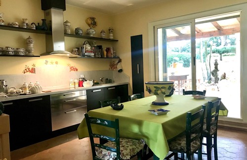 Marina di Marittima Villa | Villa Acquaviva avec un jardin méditerranéen et pieds dans l'eau