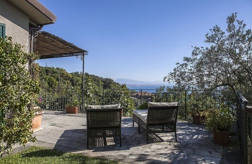Vietri sul Mare House | Villa Albarosa B: An elegant and welcoming apartment built on the sloping cliff in front of the sea, with Free WI-FI.