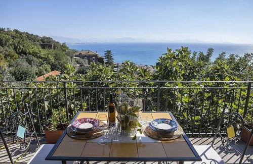 Vietri sul Mare House | Villa Albarosa B: An elegant and welcoming apartment built on the sloping cliff in front of the sea, with Free WI-FI.