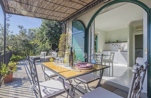 Vietri sul Mare House | Villa Albarosa B: An elegant and welcoming apartment built on the sloping cliff in front of the sea, with Free WI-FI.