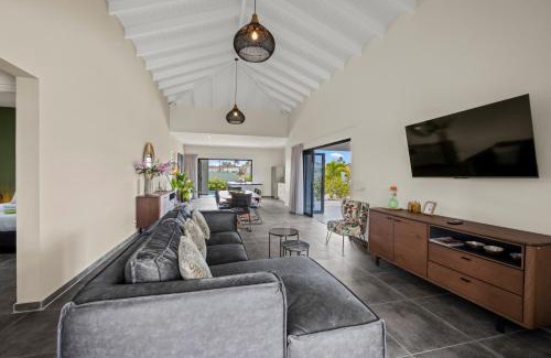 Marie Pampoen Apartment | Villa Amber met privezwembad, Mambo Beach