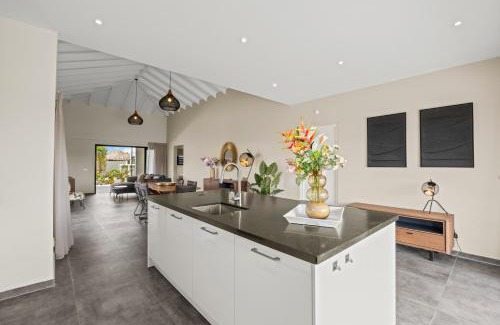 Marie Pampoen Apartment | Villa Amber met privezwembad, Mambo Beach