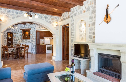 Asigonia Villa | Villa Asigonia with Heated Pool & Whirlpool