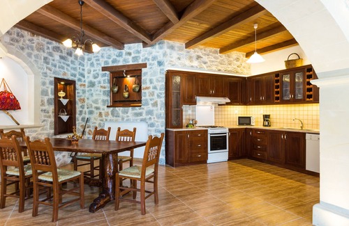 Asigonia Villa | Villa Asigonia with Heated Pool & Whirlpool