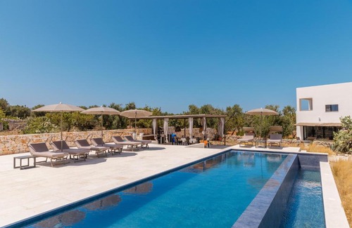 Carovigno Villa | Villa Aspri con Piscina a Sfioro