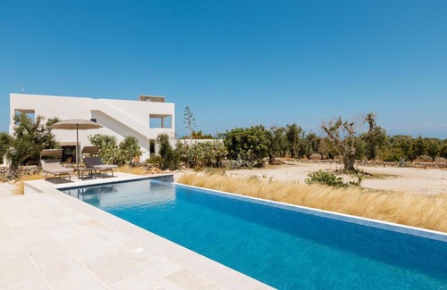 Carovigno Villa | Villa Aspri con Piscina a Sfioro