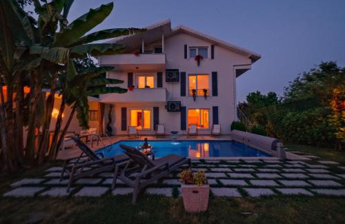 Yanik Villa | VILLA ATLAS Muhafazakar Havuzlu, Mustakil Geniş Bahçeli