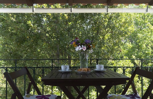 Kato Korakiana Apartment | 'Villa Avra Apartment 2nd Floor' with Mountain View, Garten & Wi-Fi