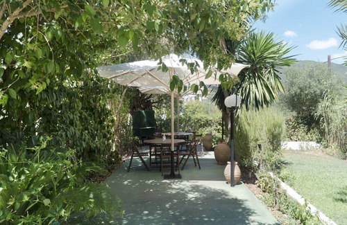 Kato Korakiana Apartment | 'Villa Avra Apartment 2nd Floor' with Mountain View, Garten & Wi-Fi
