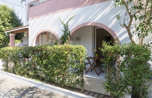 Kato Korakiana Apartment | 'Villa Avra Apartment Groundfloor' with Mountain View, Garden & Wi-Fi