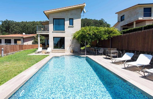 Donon House | Villa Barra (237), with sea views near the beach